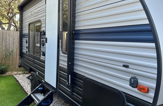 Cozy RV in Tampa, Hyde Park area with WiFi, AC. Close to UT, downtown.