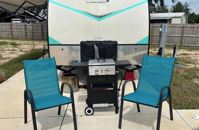 Cozy RV with 1 bedroom and WiFi, AC in fantastic Madison