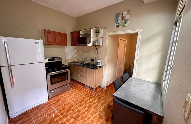 Cozy San Pedro Sula apartment with WiFi, AC, full kitchen, and comfy living room