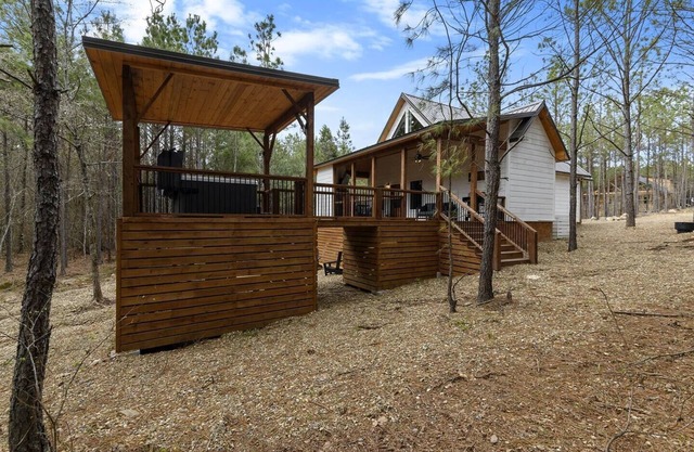 Cozy serene couples cabin w Hot Tub/great location
