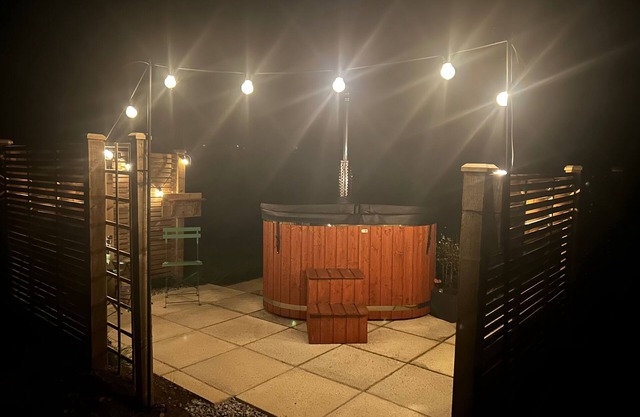 Cozy shepherds hut with hottub