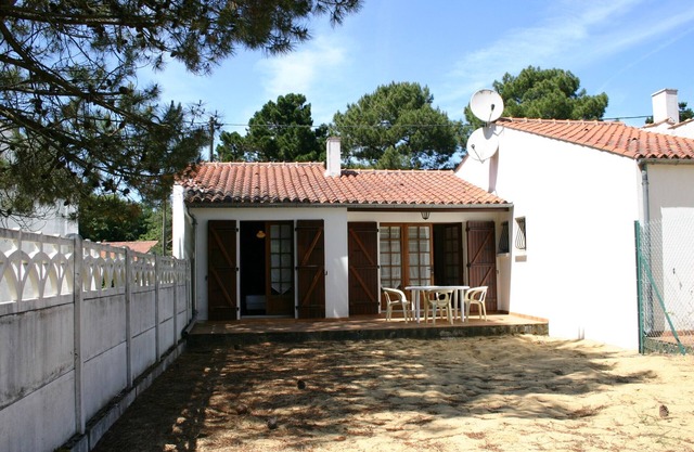 Cozy Single-Storey House Near Forest, 500m from Beach, Parking Included