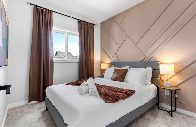 Cozy | Sleeps 10 | AC | FirePlace | Near West Edmonton Mall |King Bed