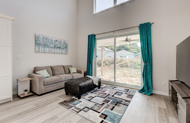 Cozy, spacious family home w/Arcade! 5 mins from Beach!