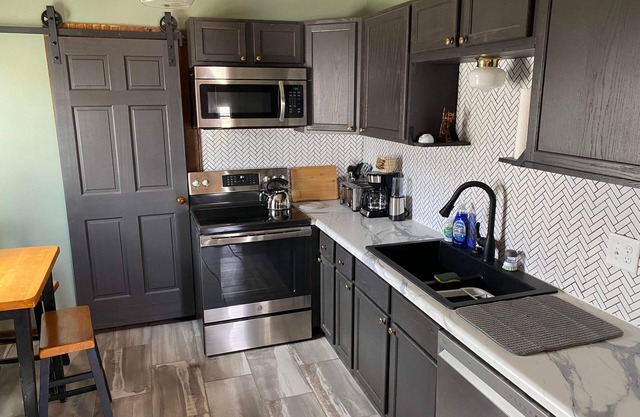 Cozy spot with easy access to all sectors of Downtown life!