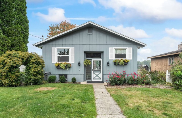 Cozy Spotless Lake Cottage- Flowers Galore, Sandy Beach, Gorgeous Sunsets