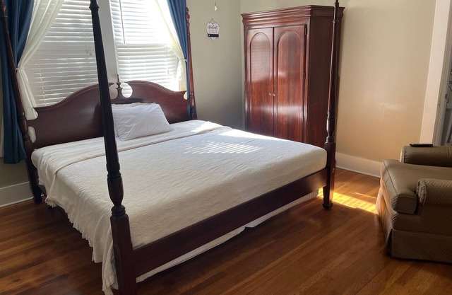 Cozy studio, 4 min to hospital, queen bed, free WiFi, free park, quiet, safe