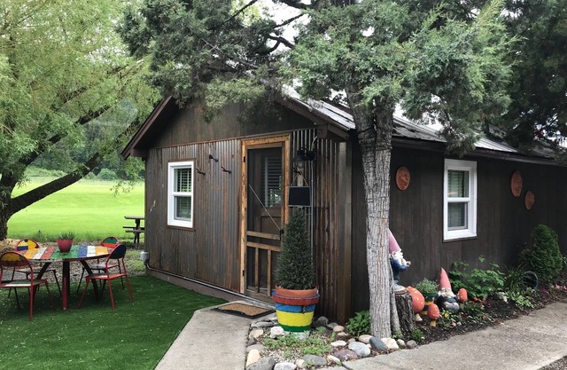 Cozy Studio Cabin Sleeps up to 4 with Kitchenette 22 miles from ski resorts