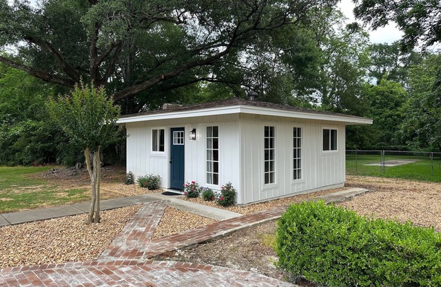 Cozy Studio Cottage in Summit - near hospital, shopping, restaurants and more