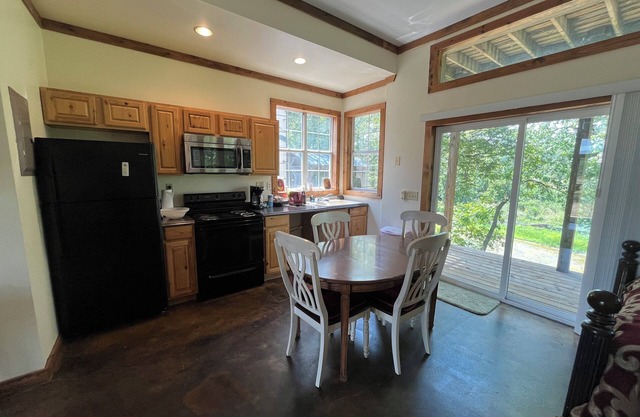 Cozy studio in serene Tahlequah with AC