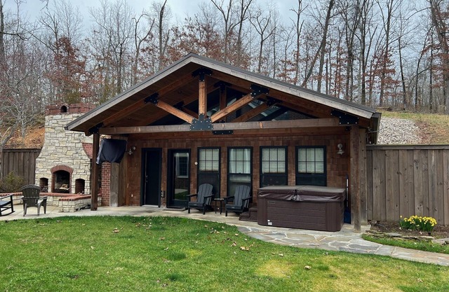 Cozy Studio Log Cabin with Hot Tub!
