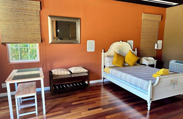 Cozy studio with Kitchenette, WiFi and AC in enchanting San Jose.