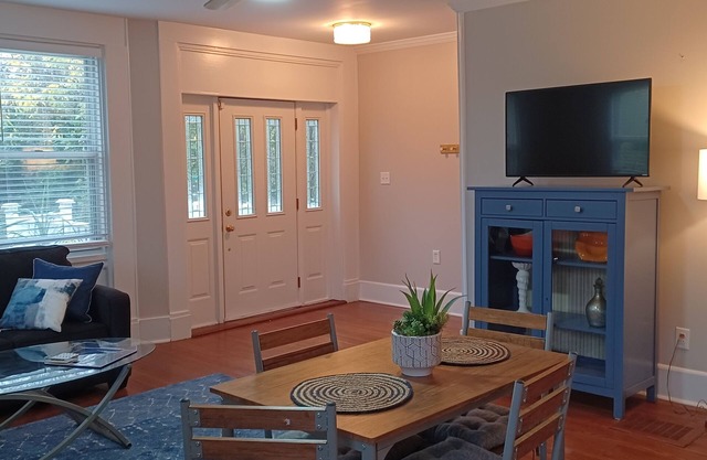 Cozy Suburban Nest! 20 minutes to Downtown & Clifton. Easily enjoy the City!