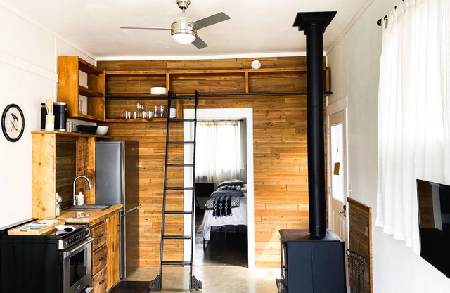 Cozy Suburban Suite w/kitchenette, centrally located to several attractions!