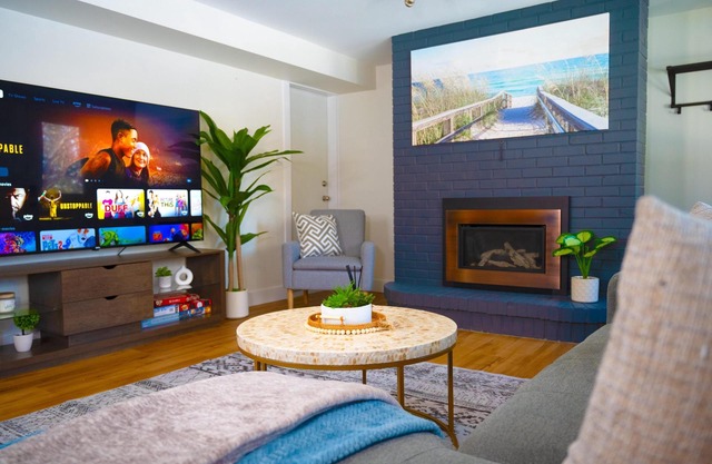 Cozy Suite in Williams Lake | 5 Min to DownTown | Self Check-In | 75" TV