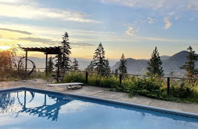 Cozy suite with spectacular views, hot tub, pool and sauna!