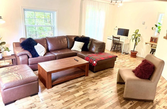 Cozy, Sunlit Family Retreat in Sainte-Adèle – Near Ski, Trails & Spa!