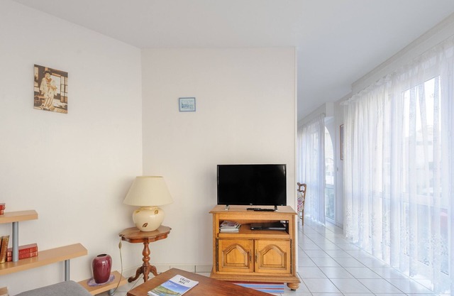 Cozy T2 Apartment with Pool Access, Steps from Beach and Shops