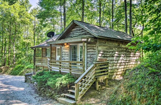 Cozy ‘The Woodshop’ Cabin w/Deck & Forest Views!