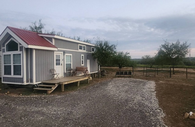 Cozy Timy house 1-bedroom, 2-loft cabin in with full bath and kitchen on a farm!