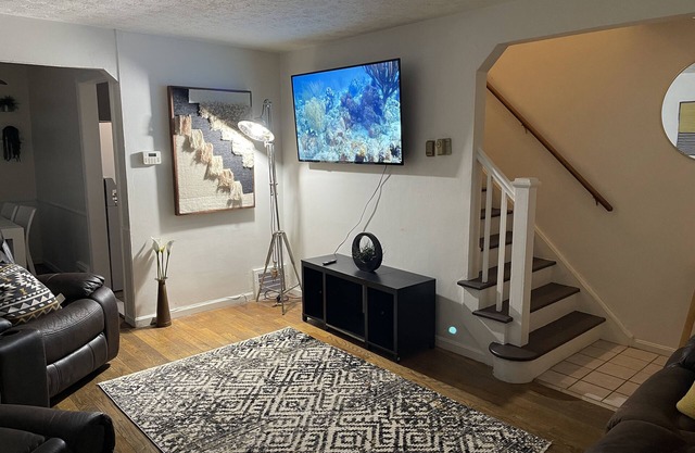 Cozy Townhome minutes from Downtown!