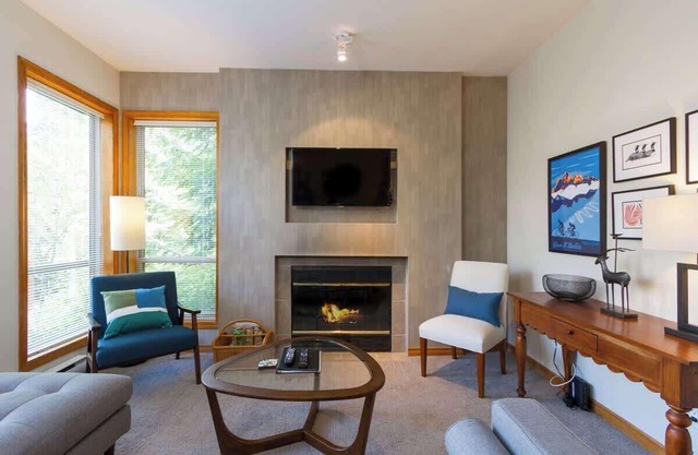 Cozy Townhome w/Secure Parking & Shared Hot Tub