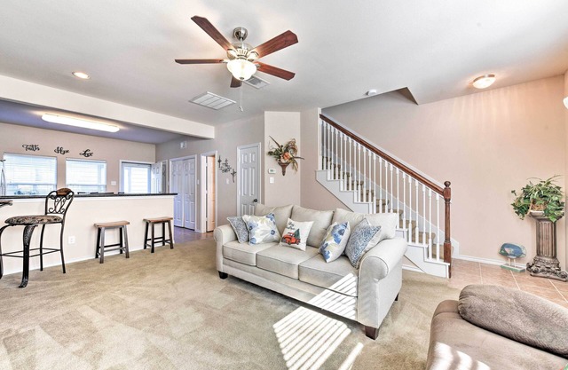 Cozy Townhouse w/Patio Near Kemah Boardwalk!