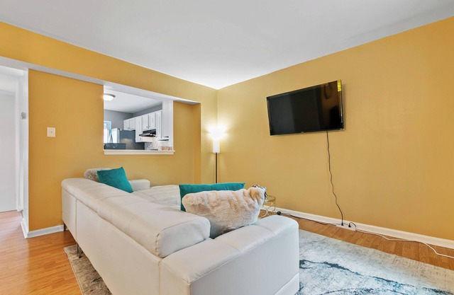 Cozy & Tranquil Getaway: Deck, Yard, Free Parking!