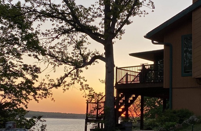Cozy Truman Lake Cabin!nnFishing, hiking, swimming and boat ramp