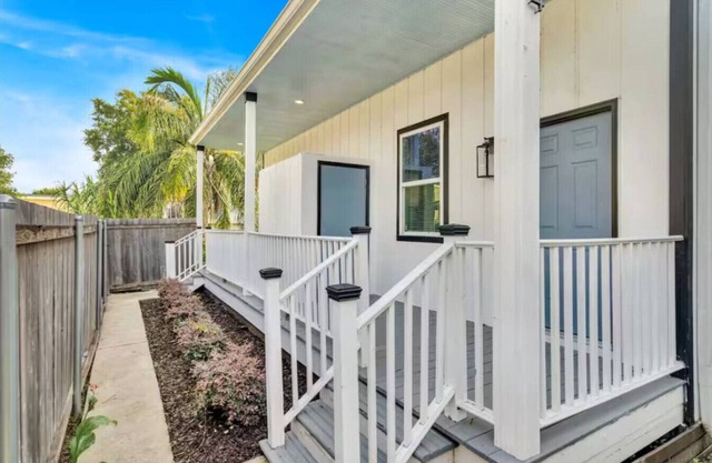 Cozy Uptown 2 Bedroom Home w/3 Beds & Parking