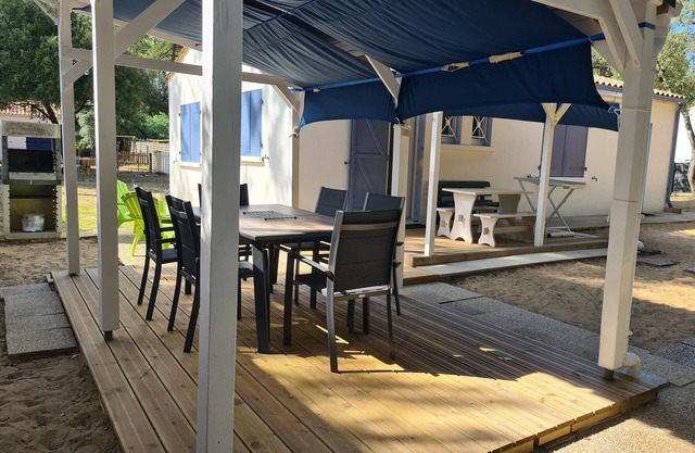 Cozy Villa with Garden, Near Beach and Shops, Parking Included