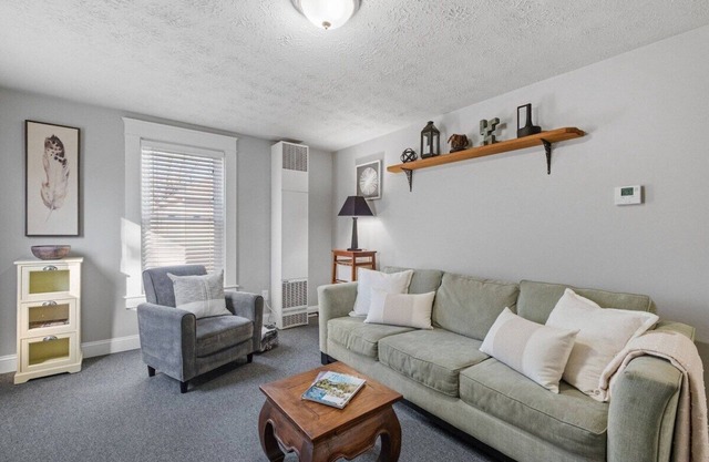 Cozy & Warm 2nd Flr Mid Term Rental
