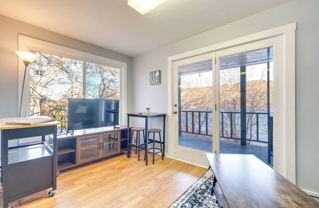 Cozy Water-View Apt in the Heart of Downtown!