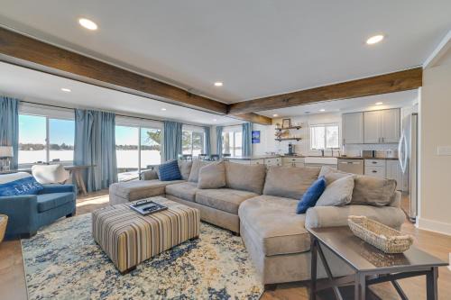 Cozy Waterfront Hale Cottage on Long Lake!