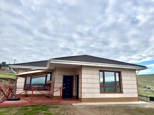 Cozy year-round cottage near UB with additional pick-up service from the Airport