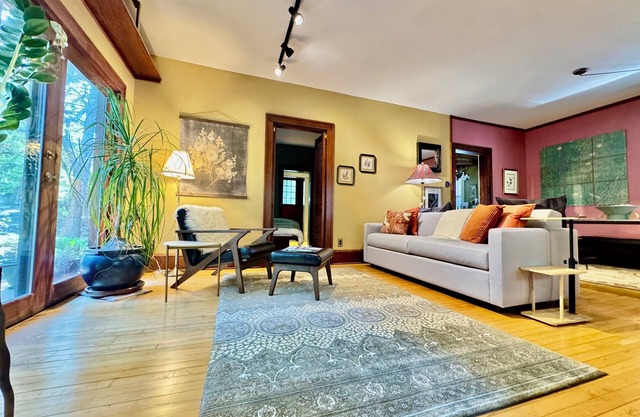 Cozy Zen Retreat by Lake Bde Maka Ska; perfect for getaways, families & friends