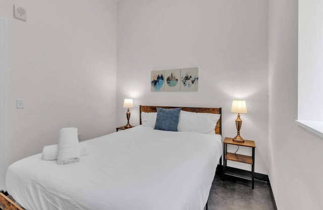 CozySuites Modern 1BR in Downtown Pitts #21