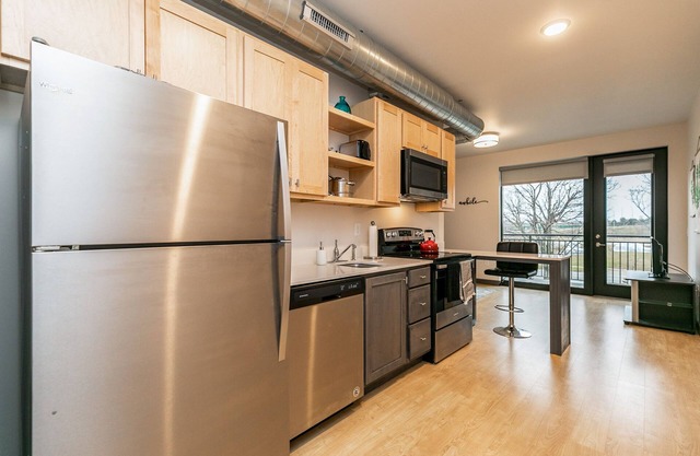 CR Downtown Modern Apartment