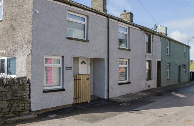 CRAG VIEW COTTAGE, pet friendly, with hot tub in Dalton-In-Furness