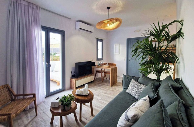 Crea, Bright Beach Apartment