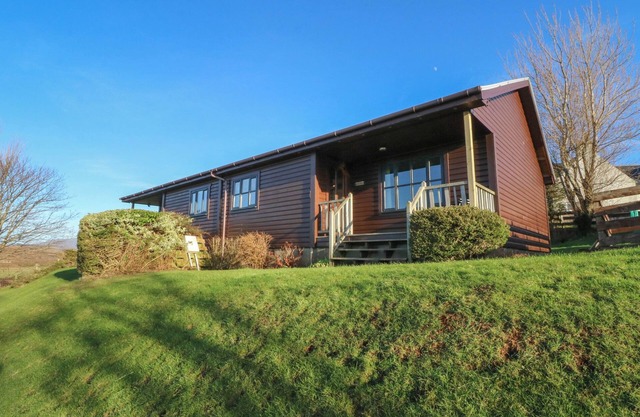 CREAG MHOR LODGE, pet friendly, with a garden in Arisaig