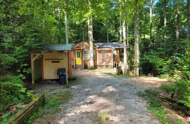 Creekside at the Wolffork Valley Chalet - Dog Friendly!