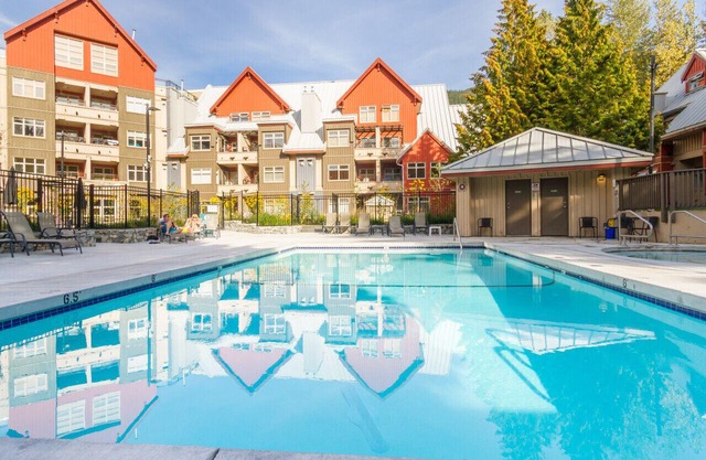 Creekside Bright1BR: Sleeps 4,Pool,Patio+BBQ,Near Shops & Restaurants & Valley Trail