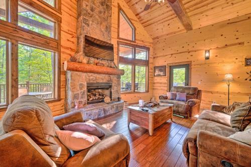 Creekside Broken Bow Cabin with Hot Tub and Fire Pit!