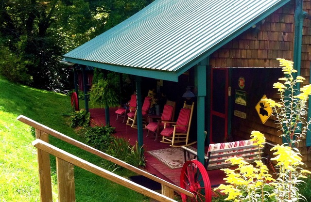 Creekside Cedar Cabin-Hot Tub, King Bed, Rustic'n Romantic