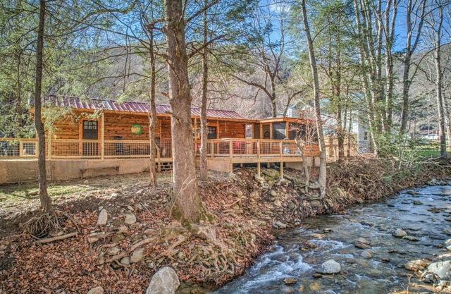 Creekside Cottage w/hot tub, fire pit, fishing
