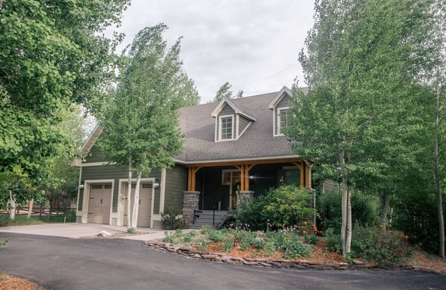 "Creekside Cottage" w/Rustic Cabin (Sleeps 25)