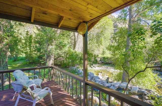 Creekside Ten Sleep Vacation Rental + Deck & Grill