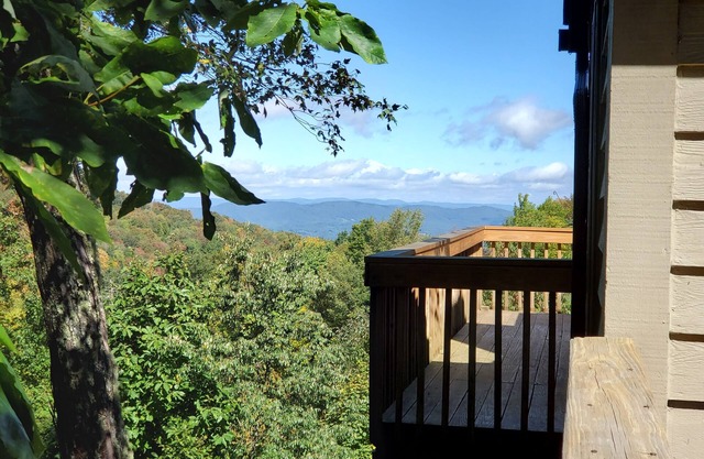 CREEKSIDE w/beautiful mountain views! Spacious quiet condo, walk to the slopes