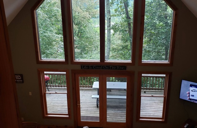 Creekview Cabin overlooking Deer Creek at Rocky Point with (WI-FI)